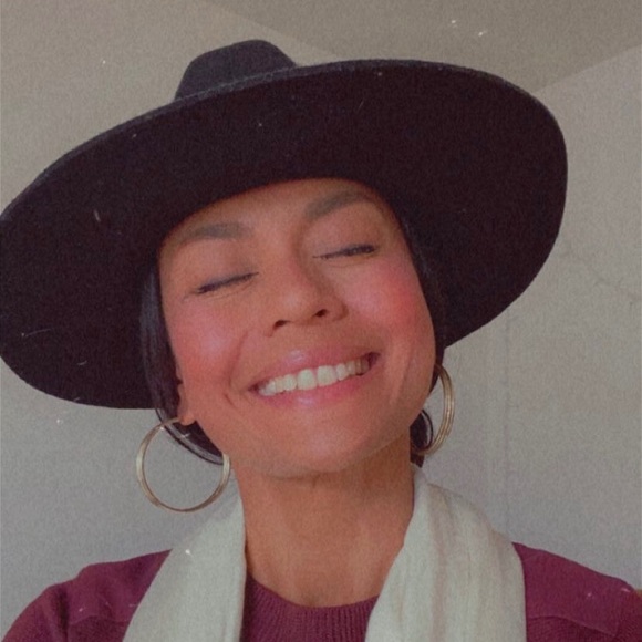 Meet your Posher, Mae - Picture 1 of 1